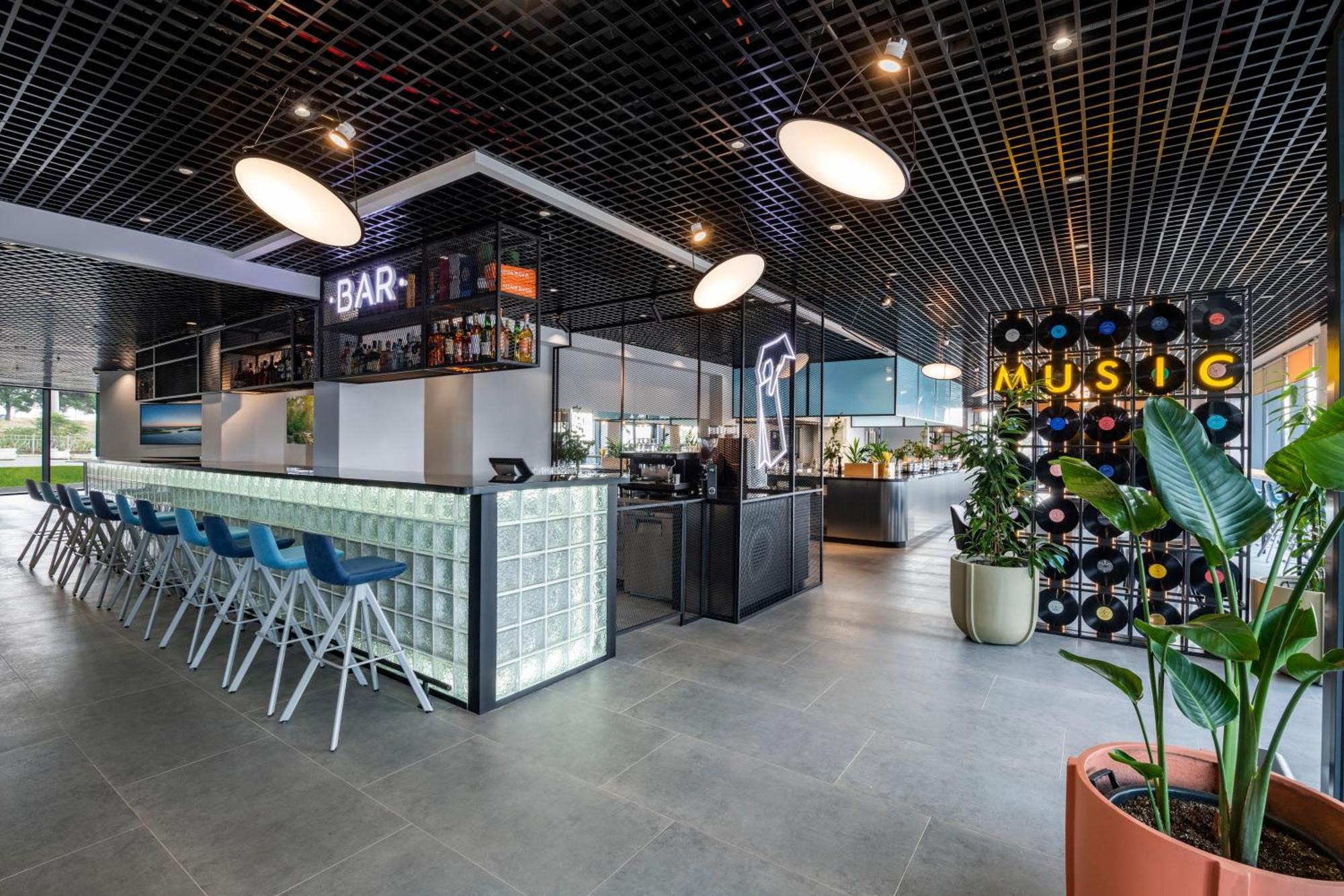 Готель Ibis Tbilisi Airport Екстер'єр фото